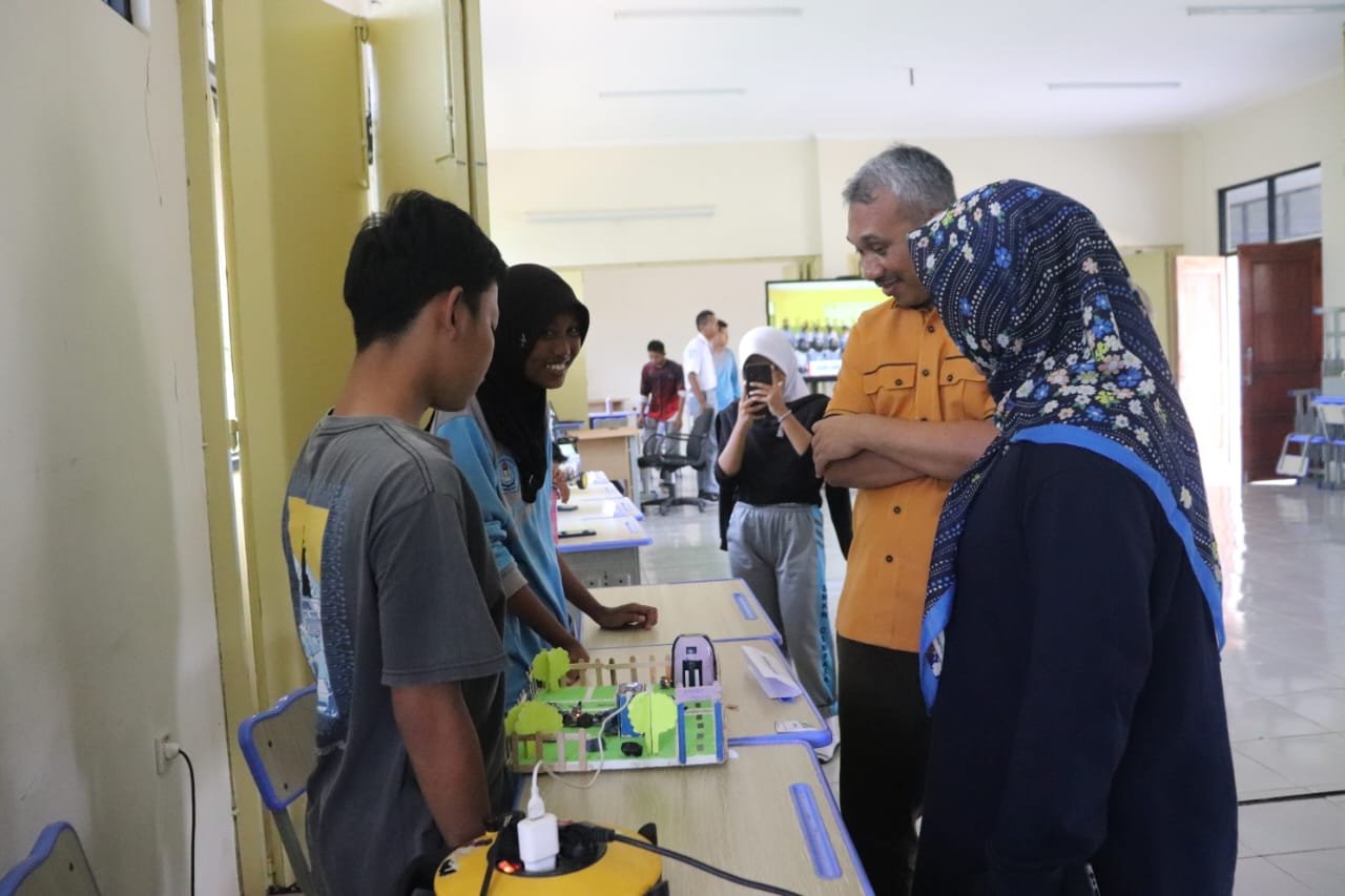 Kunjungan Kabid PSMK Prov. Jawa Barat melihat langsung produk-produk IoT siswa SMK Negeri Campaka